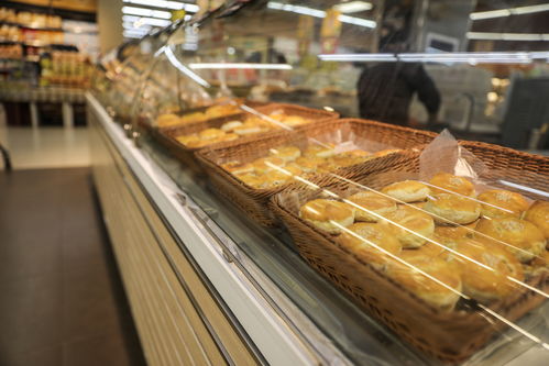 面包糕点饼类货架商场超市商品货物摄影图 摄影